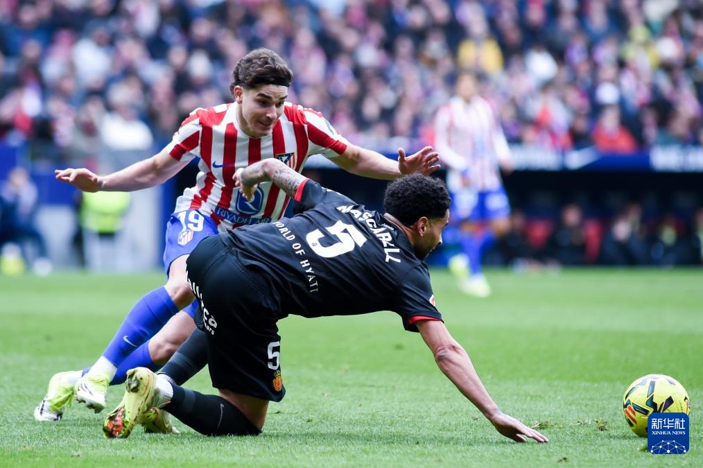 斯基拉：那不勒斯计划通过冬窗买中场，目前看上梅努等5人