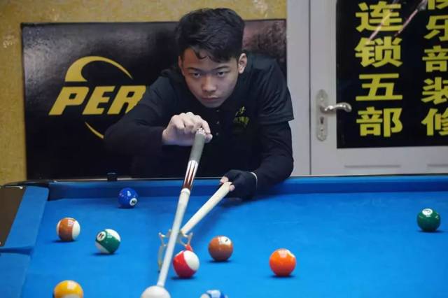 主裁判的一 主裁判的一