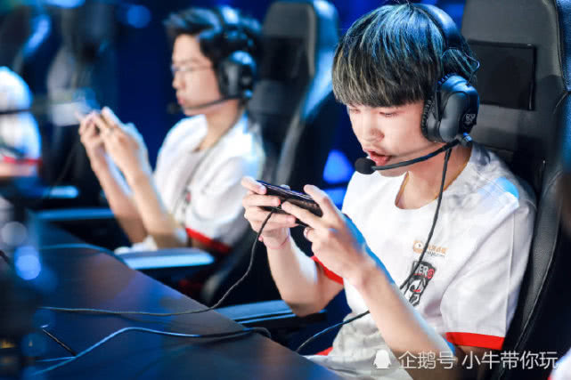 自觉遵守公 自觉遵守公